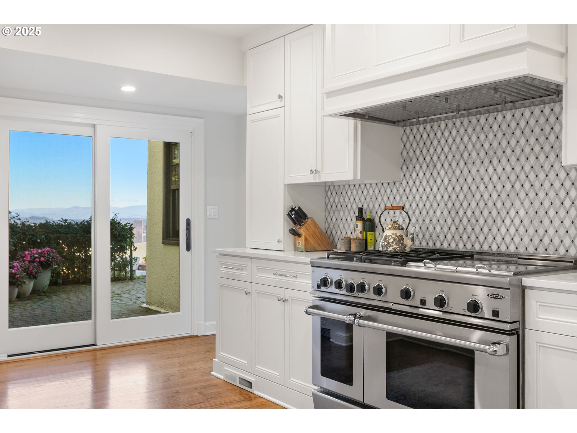 2933 SW FAIRVIEW BLVD Portland, OR 97205