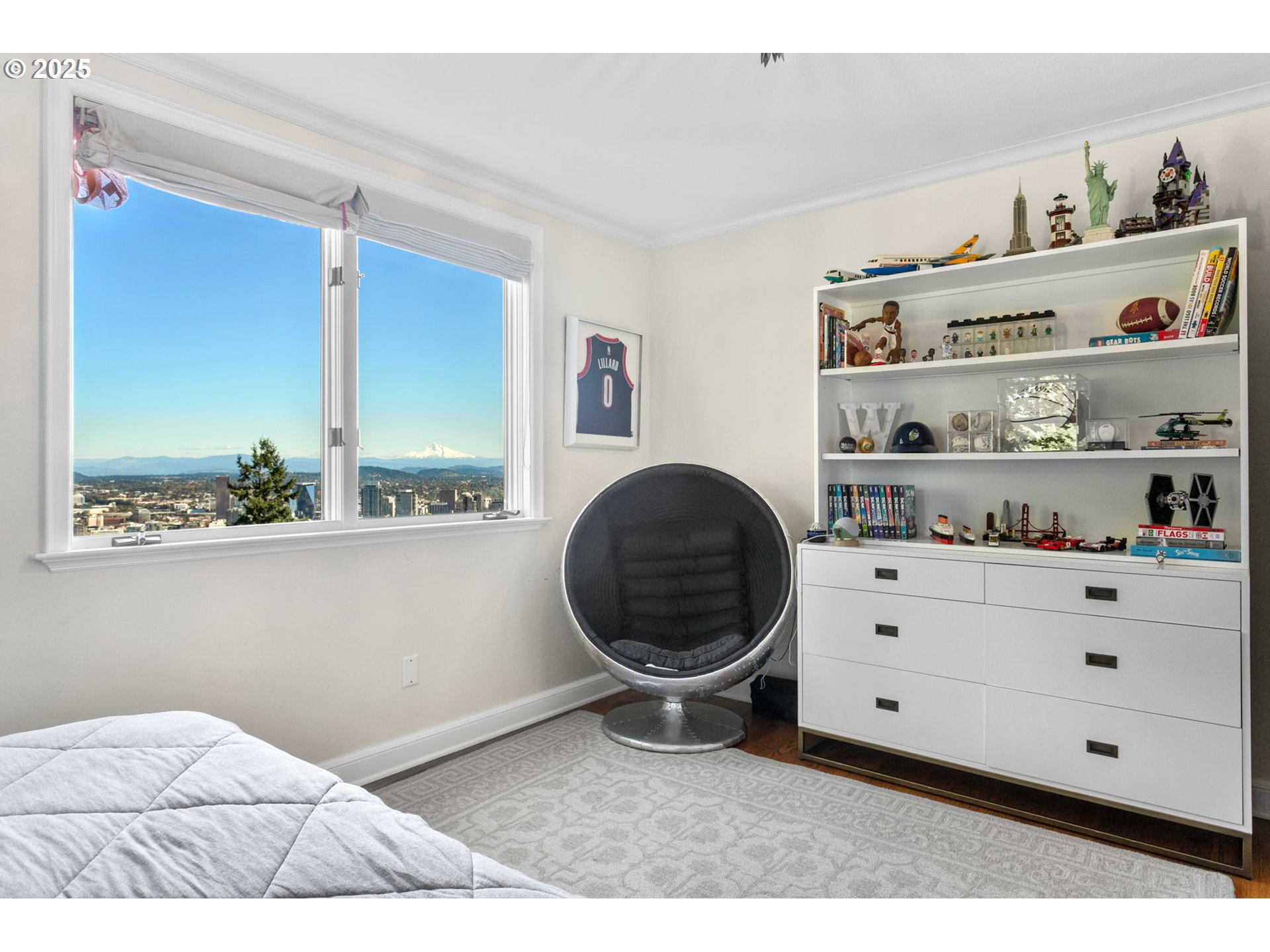 2933 SW FAIRVIEW BLVD Portland, OR 97205