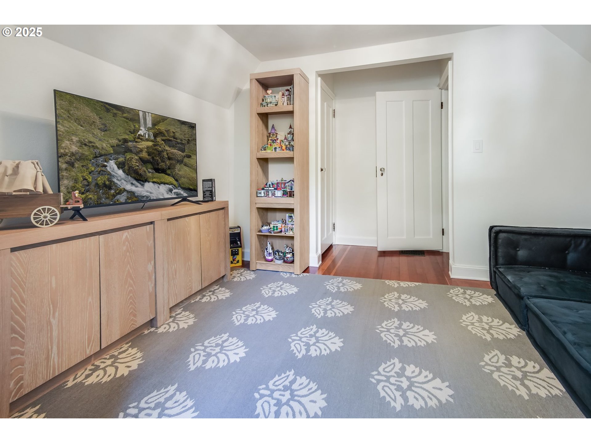 2933 SW FAIRVIEW BLVD Portland, OR 97205