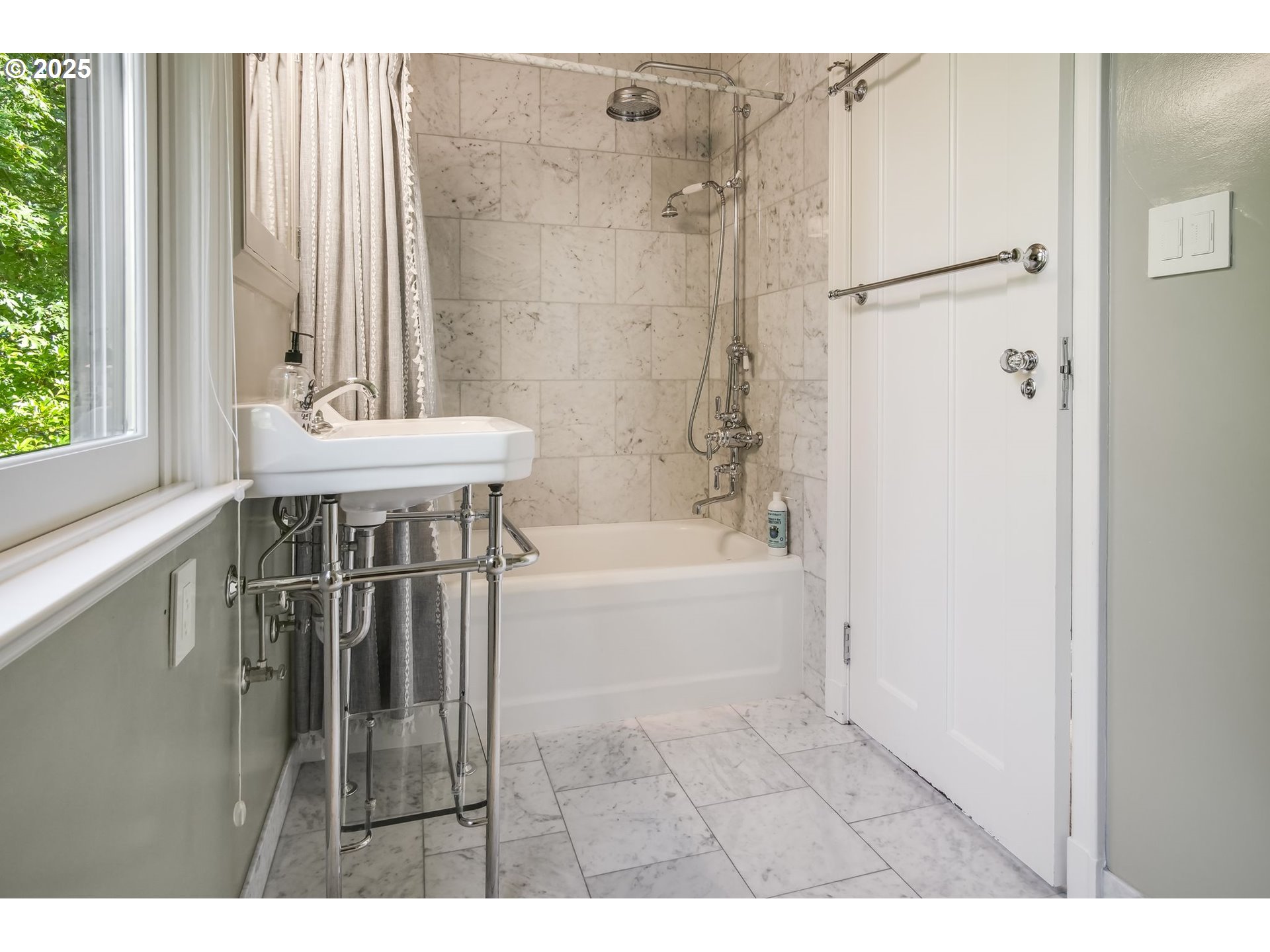 2933 SW FAIRVIEW BLVD Portland, OR 97205