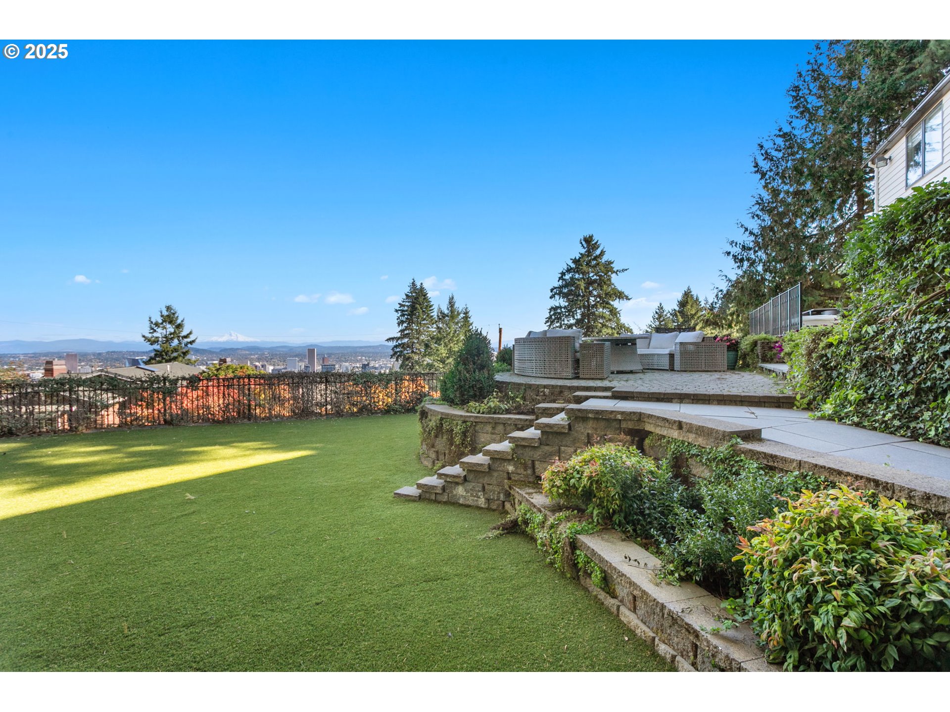 2933 SW FAIRVIEW BLVD Portland, OR 97205